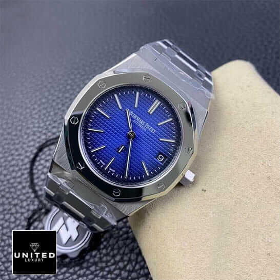 /anwatches_/Audemars-Piguet/Audemars-Piguet/Audemars-Piguet-Royal-Oak-8220-Jumbo-8221-Extra-34.jpg