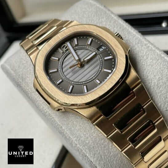 /anwatches_/Patek-Philippe/Patek-Philippe/Patek-Philippe-Nautilus-7011-1R-8220-Rose-Gold-25.jpg